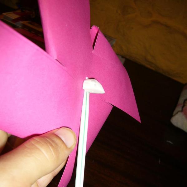 Cómo hacer un molinillo de viento con cartulina - Paso 6