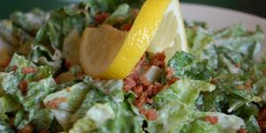 Cómo preparar una ensalada césar con beicon y pollo