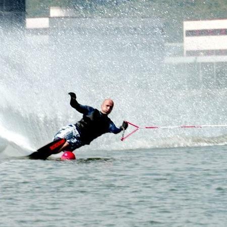 Cúal es la velocidad adecuada para hacer esquí acuático - Paso 1