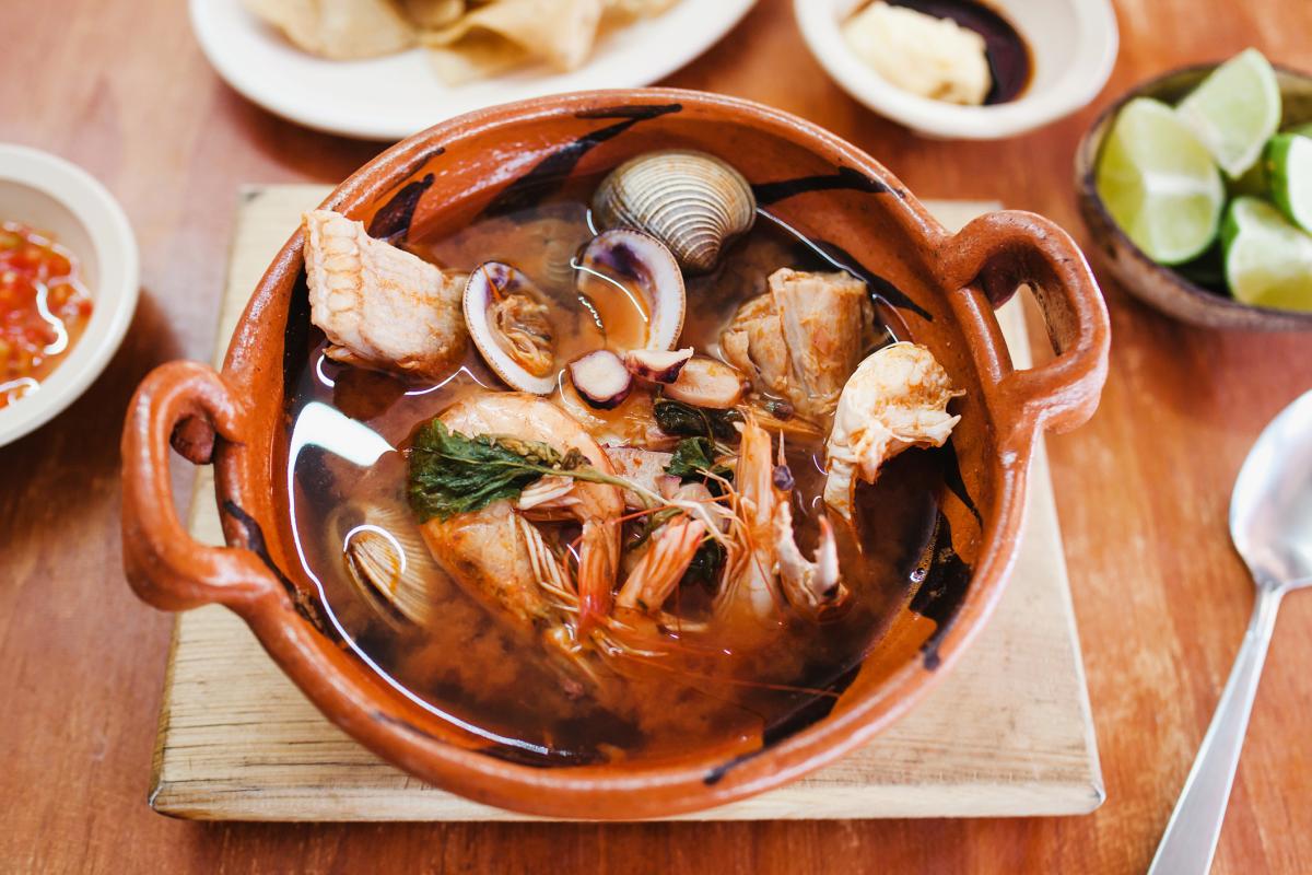 Cómo hacer una sopa de pescado y marisco