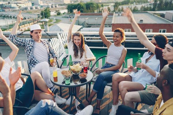 Descubre las mejores preguntas random para amigos para fiestas o juegos