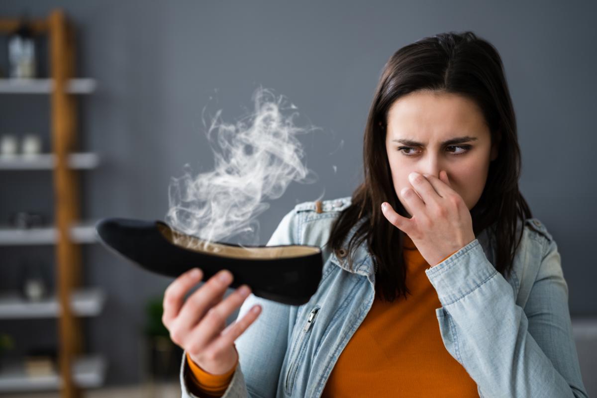 Cómo eliminar el mal olor de los zapatos