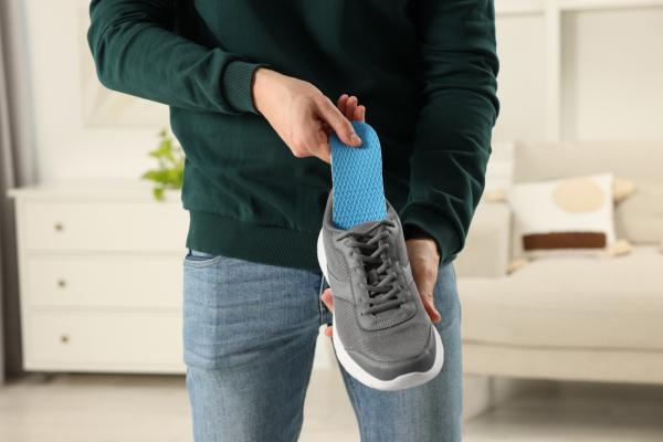 Cómo eliminar el mal olor de los zapatos - Utilizar buenas plantillas