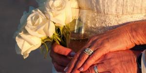 Cómo buscar un anuncio de boda en un periódico