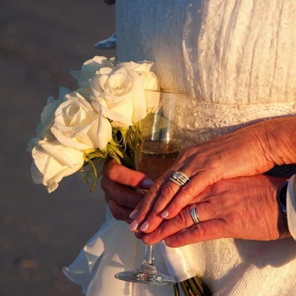 Cómo buscar un anuncio de boda en un periódico