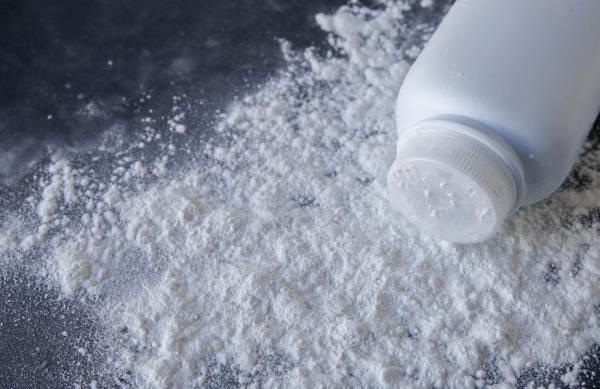 Cómo quitar manchas de maquillaje de la ropa - Eliminar manchas de la ropa con polvos de talco