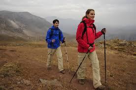 Cómo usar los bastones de senderismo - Paso 2