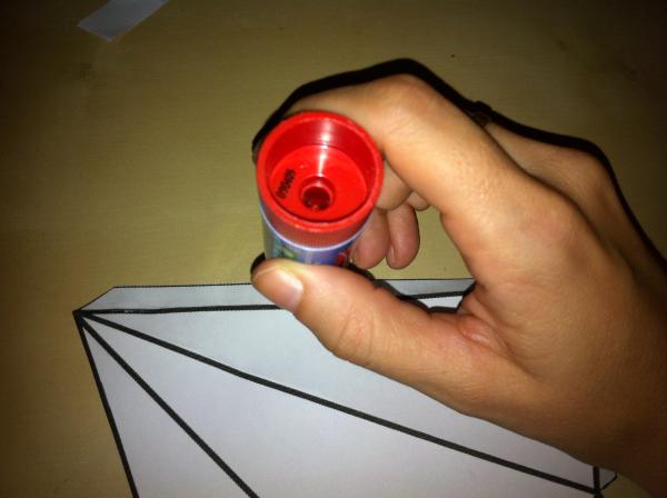 Cómo hacer una pirámide con base triangular - Paso 4