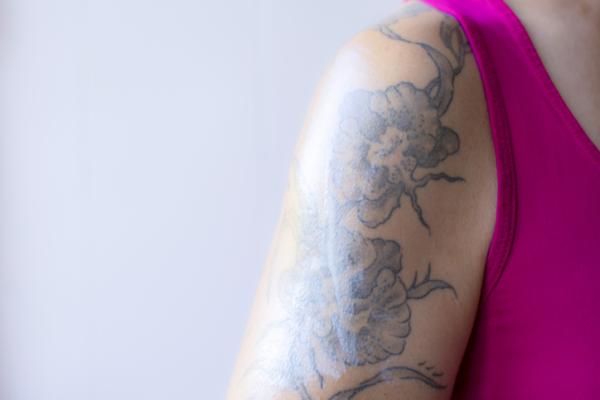 Por qué mi tatuaje se ve opaco - Opacidad en el tatuaje debida a la fase lechosa de la curación