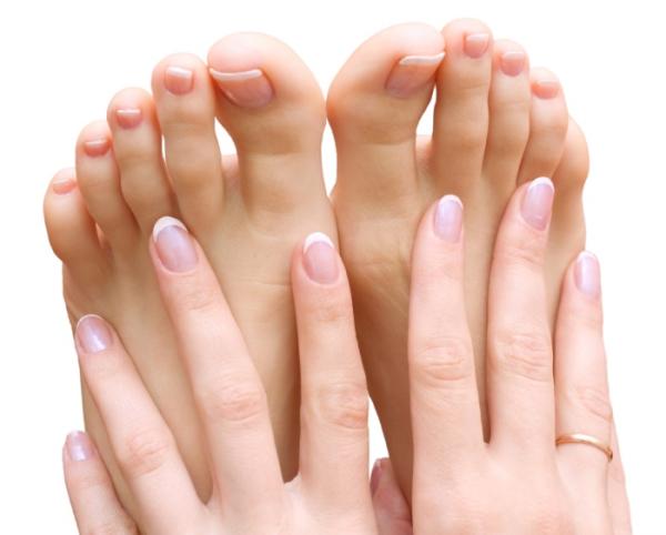 Por qué salen hongos en las uñas