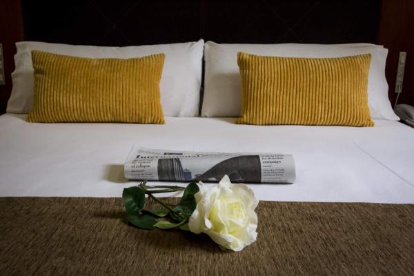 Guía de decoración para habitaciones de hoteles - Copas de vino, prensa y libros