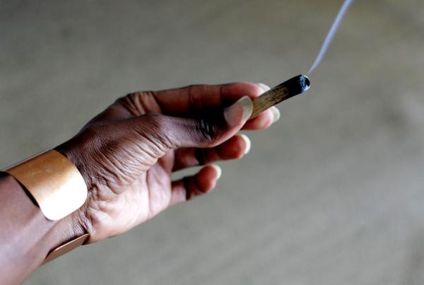 Palo santo: para qué sirve y cómo usarlo - Favorece la relajación y el bienestar