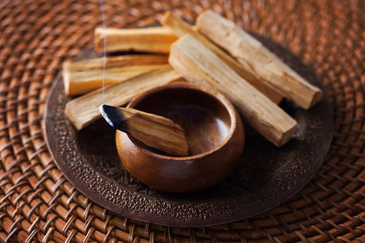 Palo santo: para qué sirve y cómo usarlo