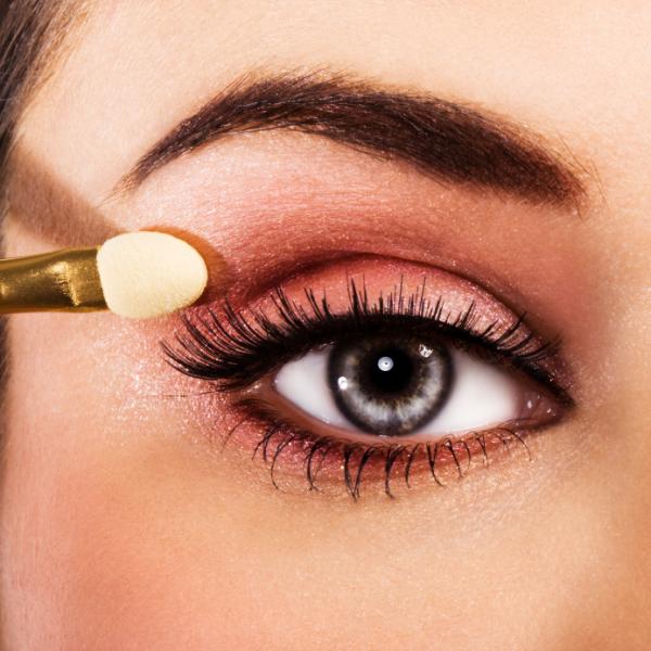 Cómo disimular la resaca con maquillaje - Paso 6