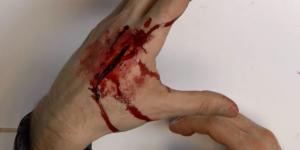 Cómo hacer una herida falsa en la mano