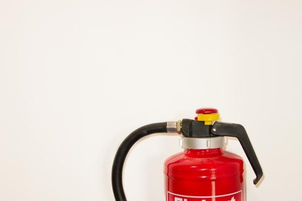 Cómo usar un extintor en caso de incendio - Paso 3