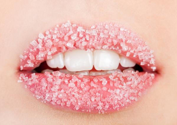 Cómo curar los labios agrietados - Exfoliar los labios agrietados
