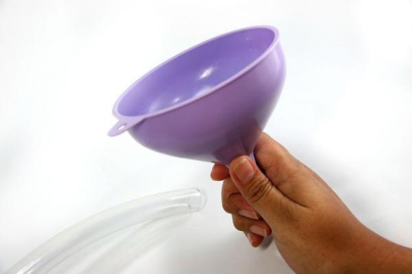 Cómo hacer un bong de cerveza - Paso 2