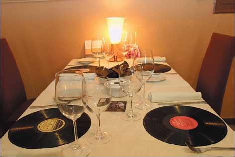 Cómo decorar con discos de vinilo - Discos de vinilo en la mesa