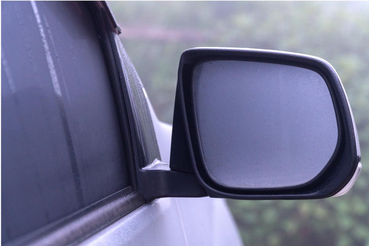 Por qué se empañan los cristales del coche y cómo evitar que esto suceda