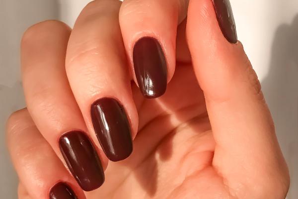 Uñas granates: ideas de diseños elegantes y en tendencia - Uñas granates clásicas en esmalte brillante