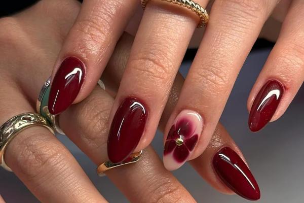 Uñas granates: ideas de diseños elegantes y en tendencia - Uñas granates con pedrería discreta