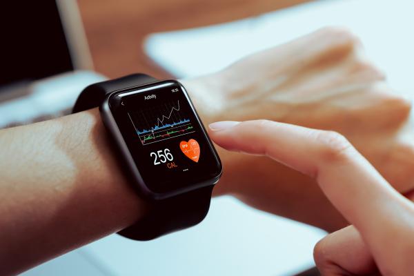 Regalos de Navidad para adolescentes: los más pedidos e ideas que les pueden gustar - Smartwatch o pulsera de actividad