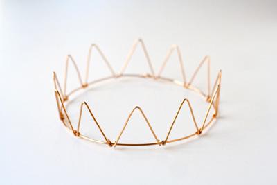 Cómo hacer una corona de alambre