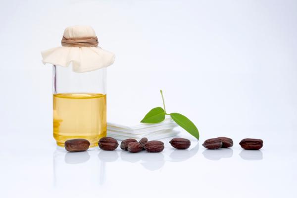 Remedios caseros para la descamación del cuero cabelludo - Aceite de jojoba con lavanda y menta