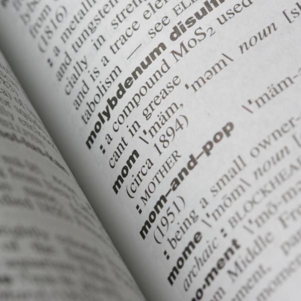 Cómo citar el título de un libro en una bibliografía