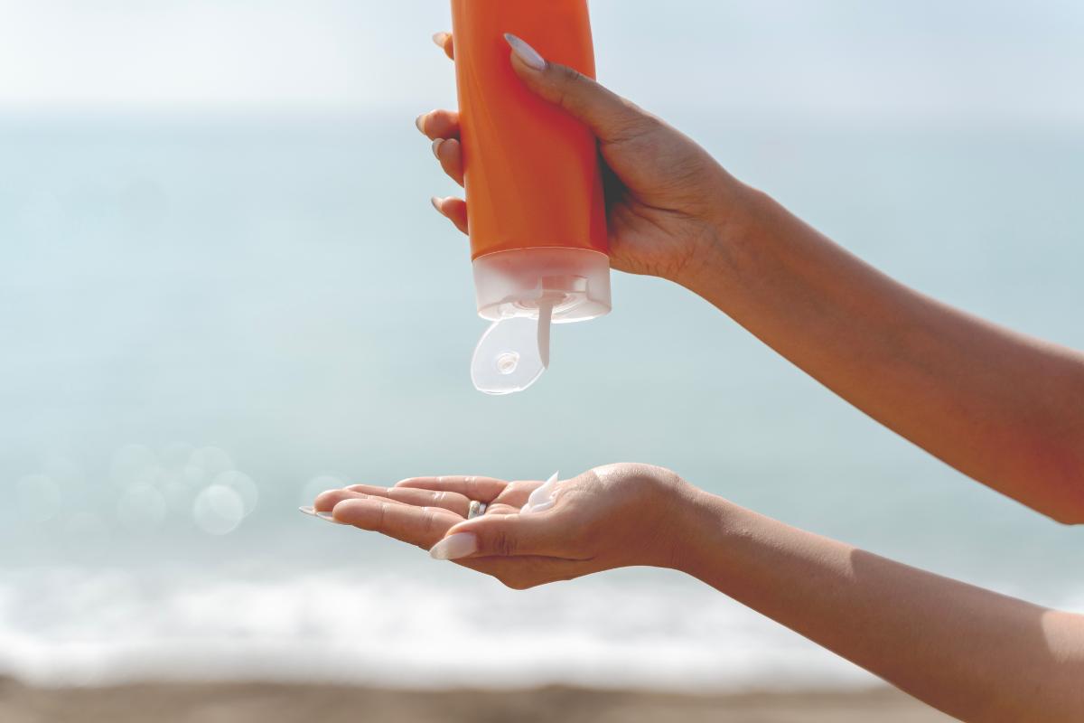 ¿Qué va primero el protector solar o la crema hidratante? Conoce la rutina adecuada