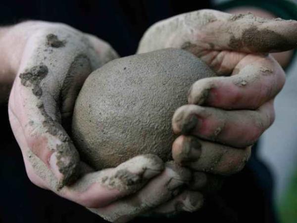 Cómo hacer bolas de barro - Paso 2