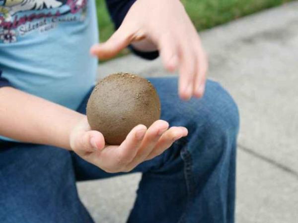 Cómo hacer bolas de barro - Paso 3