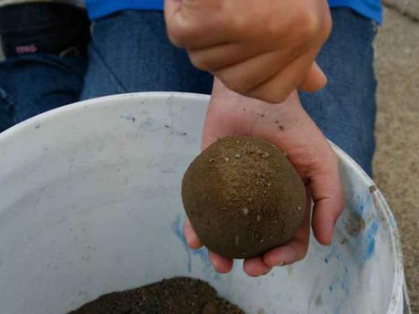 Cómo hacer bolas de barro - Paso 5