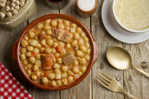 Olla tradicional de cocido madrileño con garbanzos, verduras y carnes