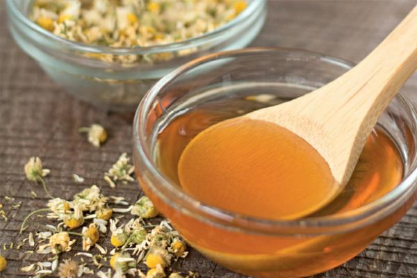 Cómo quitar lo negro del bigote - Mascarilla con miel y manzanilla