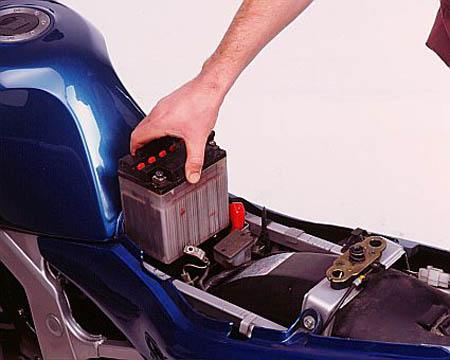 Cómo cambiar la batería de la moto
