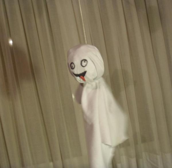 Cómo hacer un fantasma volador para Halloween