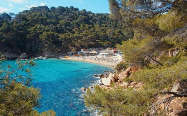 Conoce las mejores playas de la Costa Brava con agua cristalina y calas escondidas - Mejores playas de la Costa Brava con aguas cristalinas para este verano