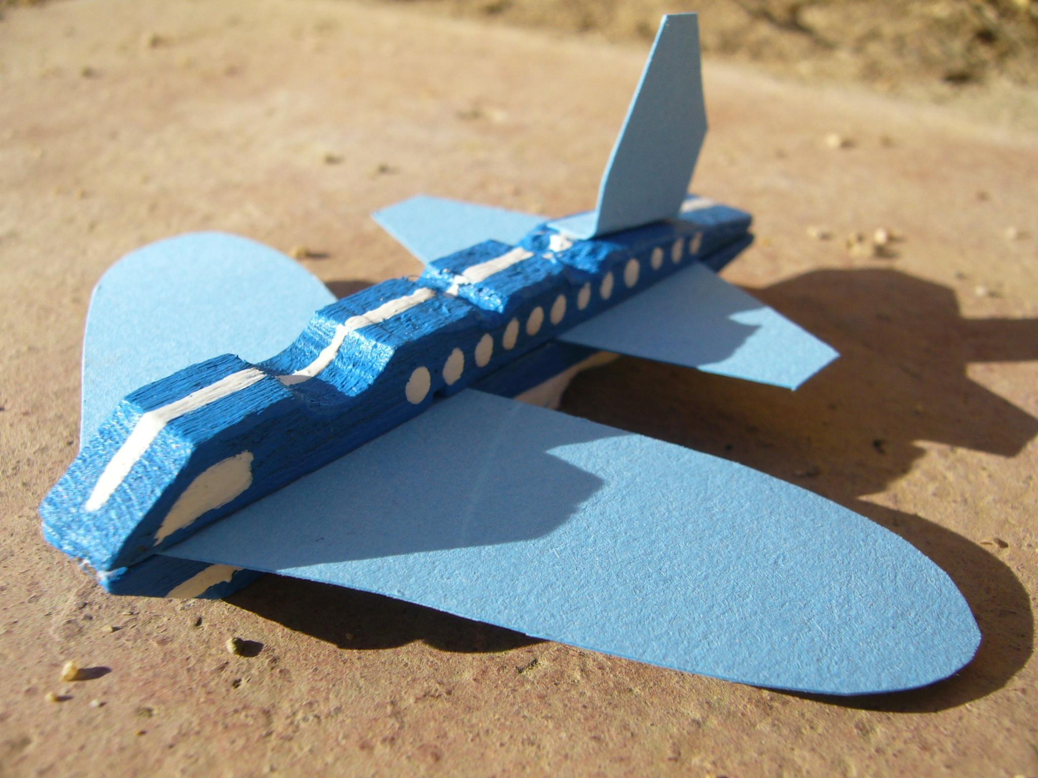 Como hacer un avion con una pinza 5 pasos