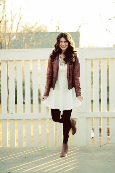 Cómo combinar un vestido blanco en invierno - Con burdeos 