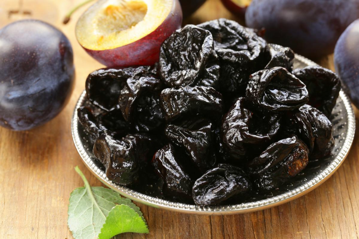 Ciruelas pasas: propiedades, beneficios y cómo consumirlas