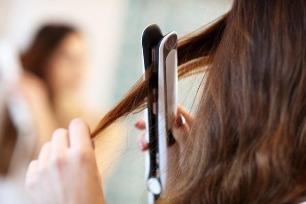 Cómo limpiar la plancha del pelo