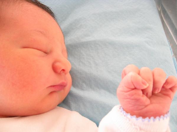 Qué debe de hacer mi bebé al mes de nacido