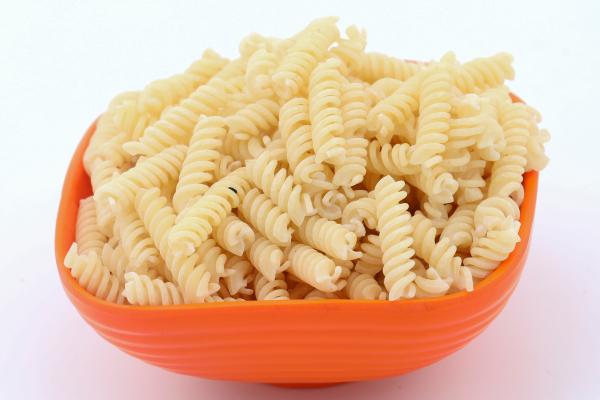 Receta de ensalada de pasta con salsa rosa: un plato fácil y refrescante - Paso 5