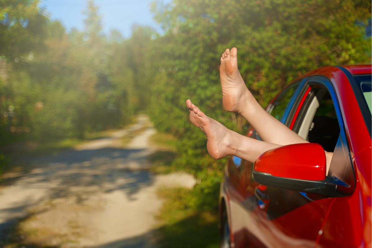 ¿Se puede conducir descalzo en España? Conoce si es legal o no