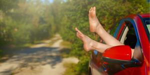 ¿Se puede conducir descalzo en España? Conoce si es legal o no