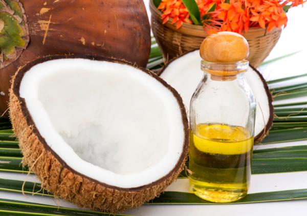 Remedios caseros para dar volumen al pelo - Aceite de coco para el pelo 