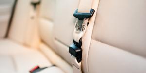 Cómo quitar una mancha de pescado del coche