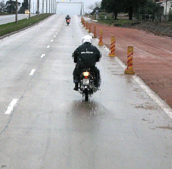 Cómo conducir una moto con lluvia 